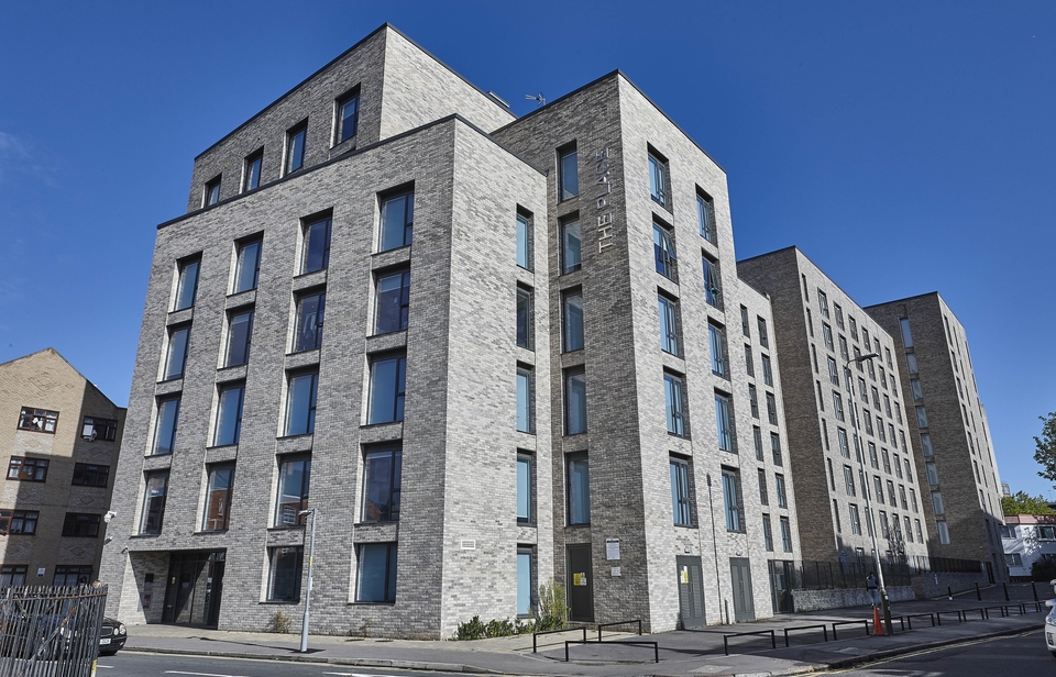 Well-presented 4th-floor Studio Flat