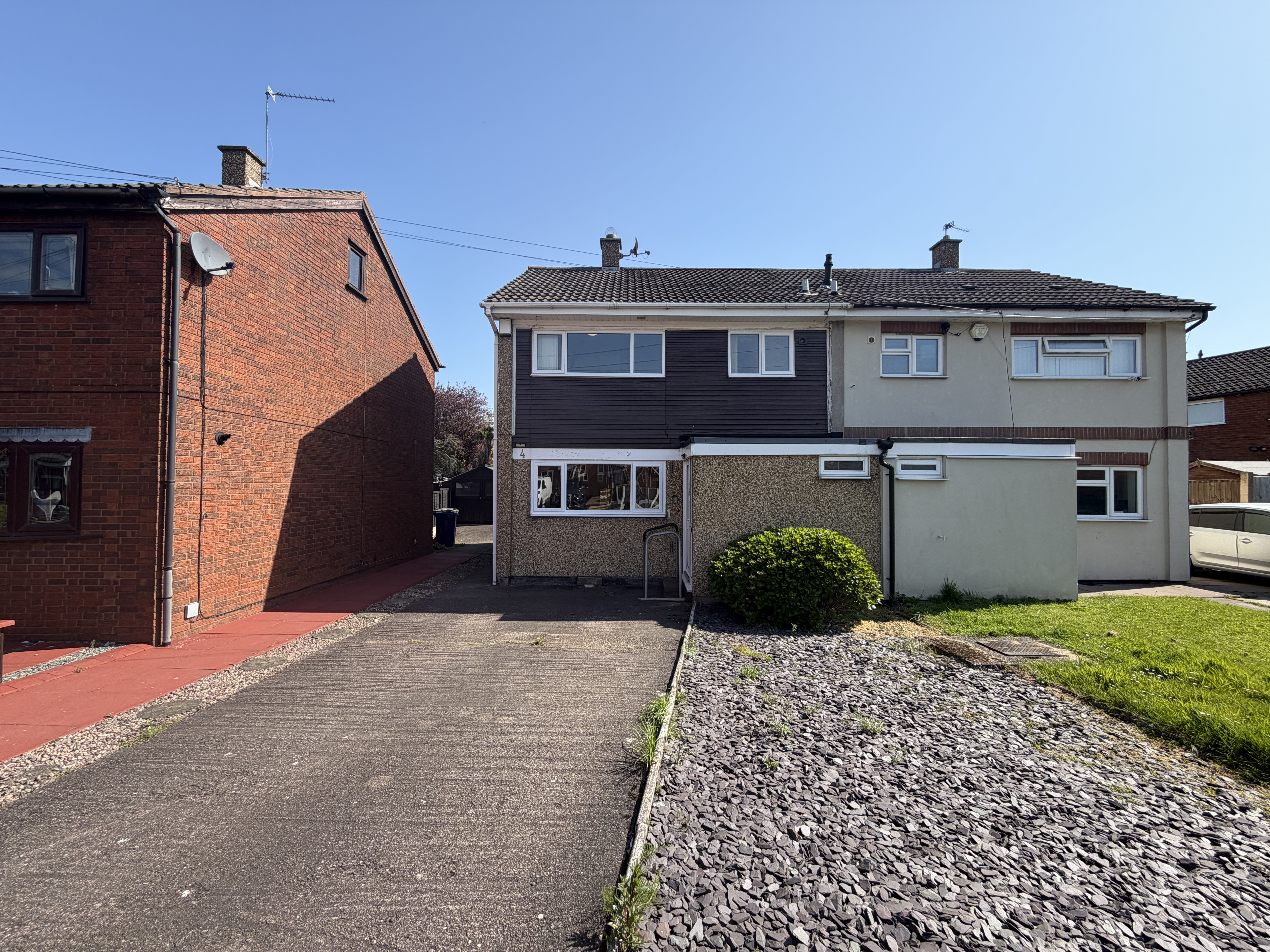 Three Bedroomed Property with Driveway and Garden image 3
