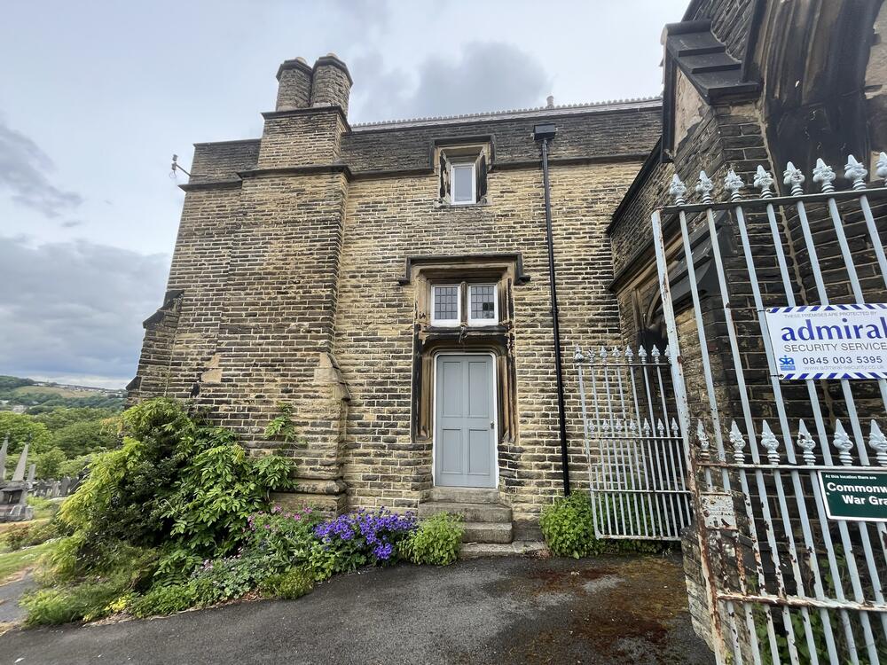 Photo of 25 Cemetery Rd, Huddersfield HD1 5NF