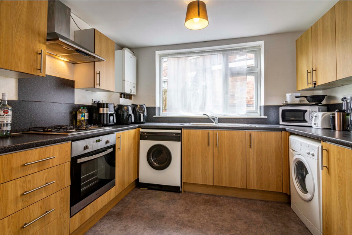 6 Burns Avenue, Nottingham NG7 4DR