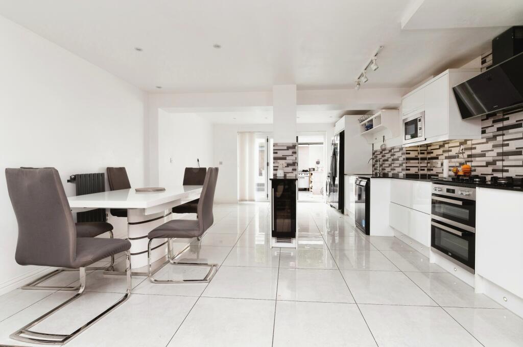 44 Beeston Courts, Basildon, Essex SS15 5FP