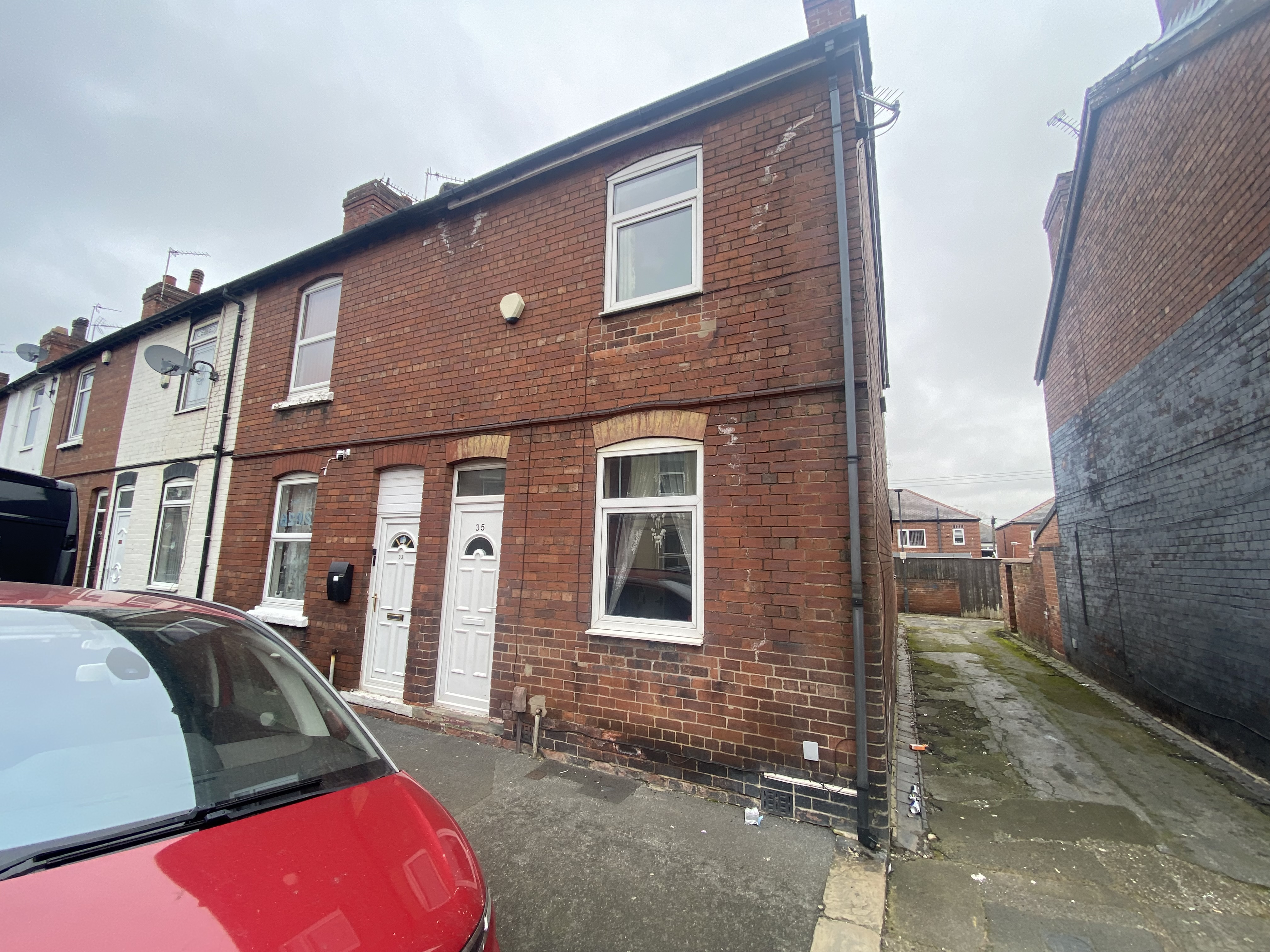 Three Bedroom End of Terrace Property