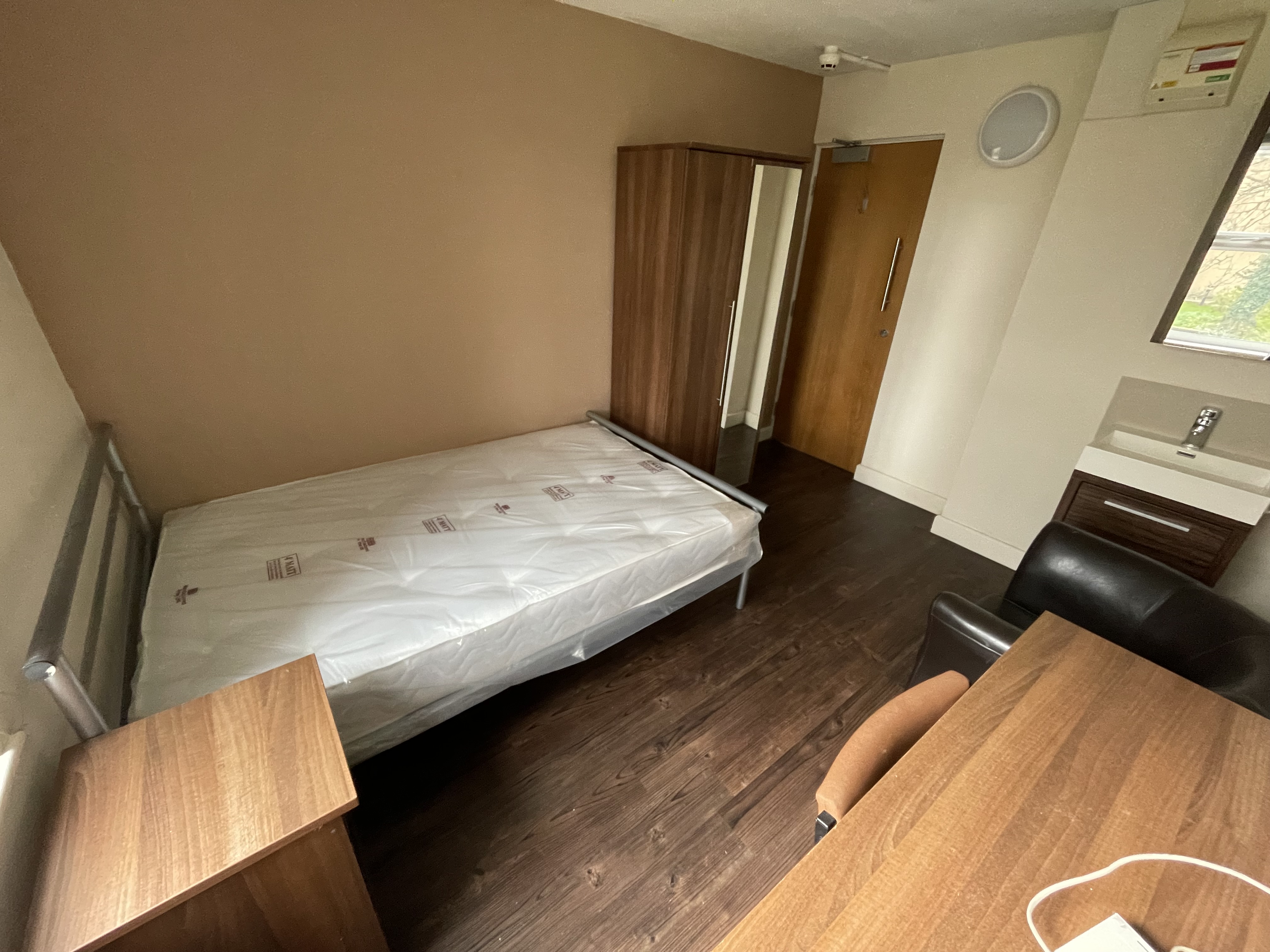 Room 27, St. Anns Lodge, St. Anns Lane, Leeds, West Yorkshire LS4 2SJ
