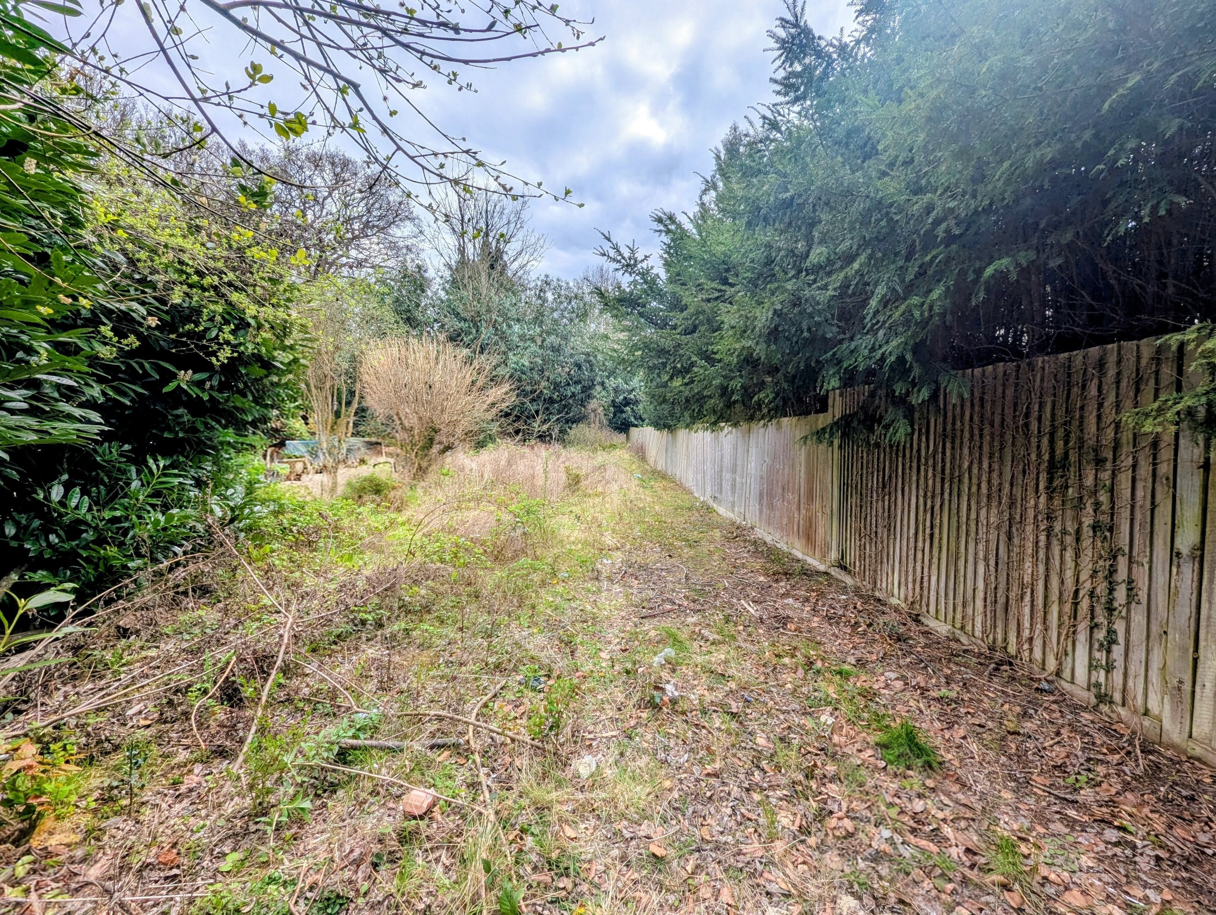 Land at and to the rear of 3 Heath View Cottages, Copthorne Common, Copthorne, Crawley, West Sussex RH10 3LF