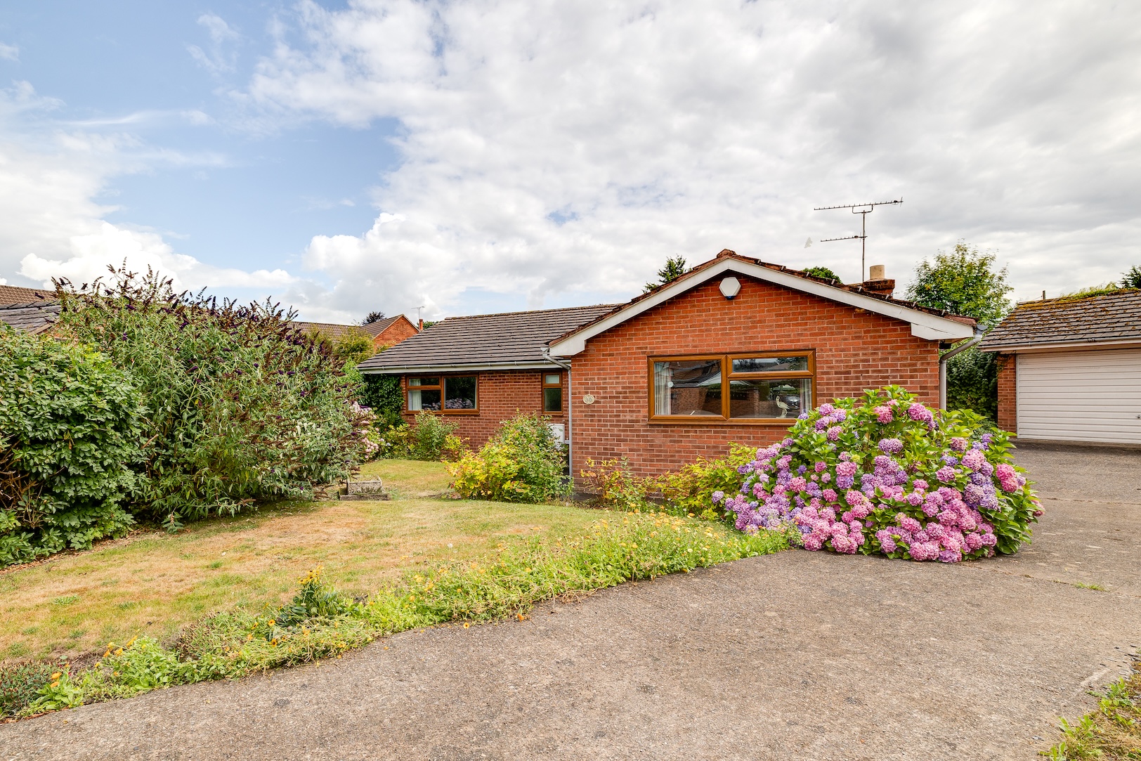 35 Stonewalls, Burton, Rossett, Wrexham, Wrexham LL12 0LG image 2
