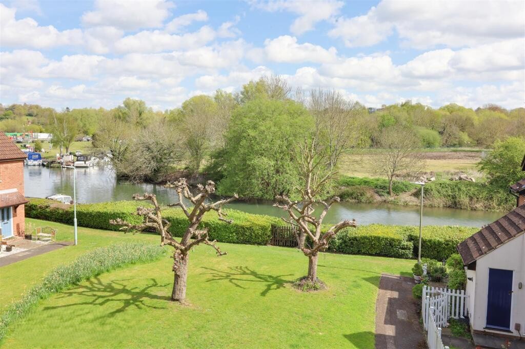 60 River Meads, Stanstead Abbotts, Ware, Hertfordshire SG12 8EF