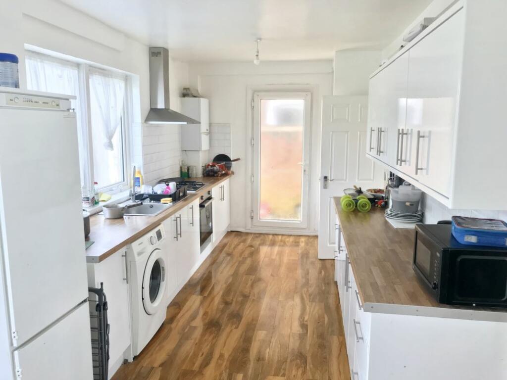 29 Philpott Avenue, Southend-On-Sea, Essex SS2 4RJ image 3