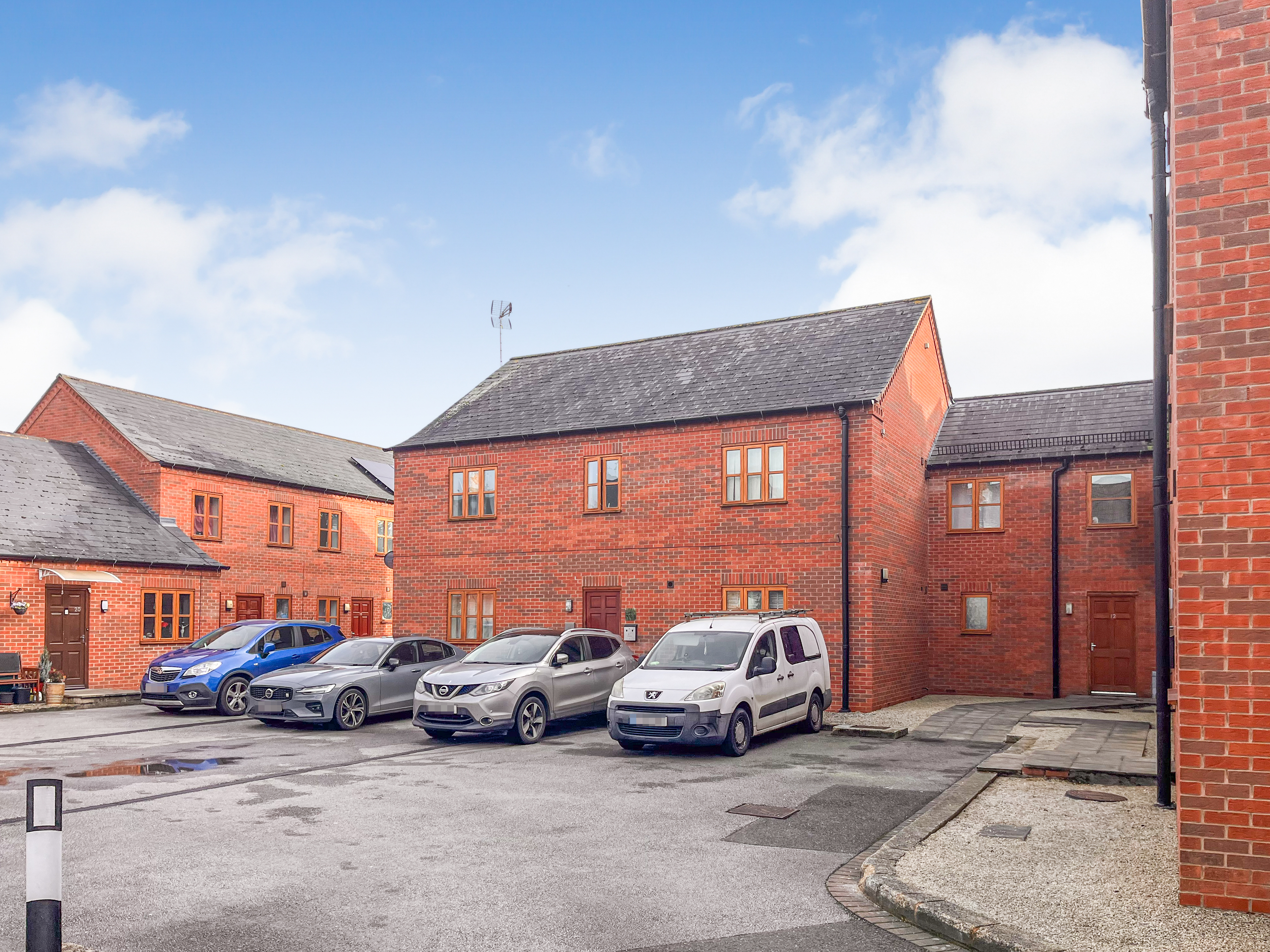 2 Bedroom First Floor Flat in Gated Development