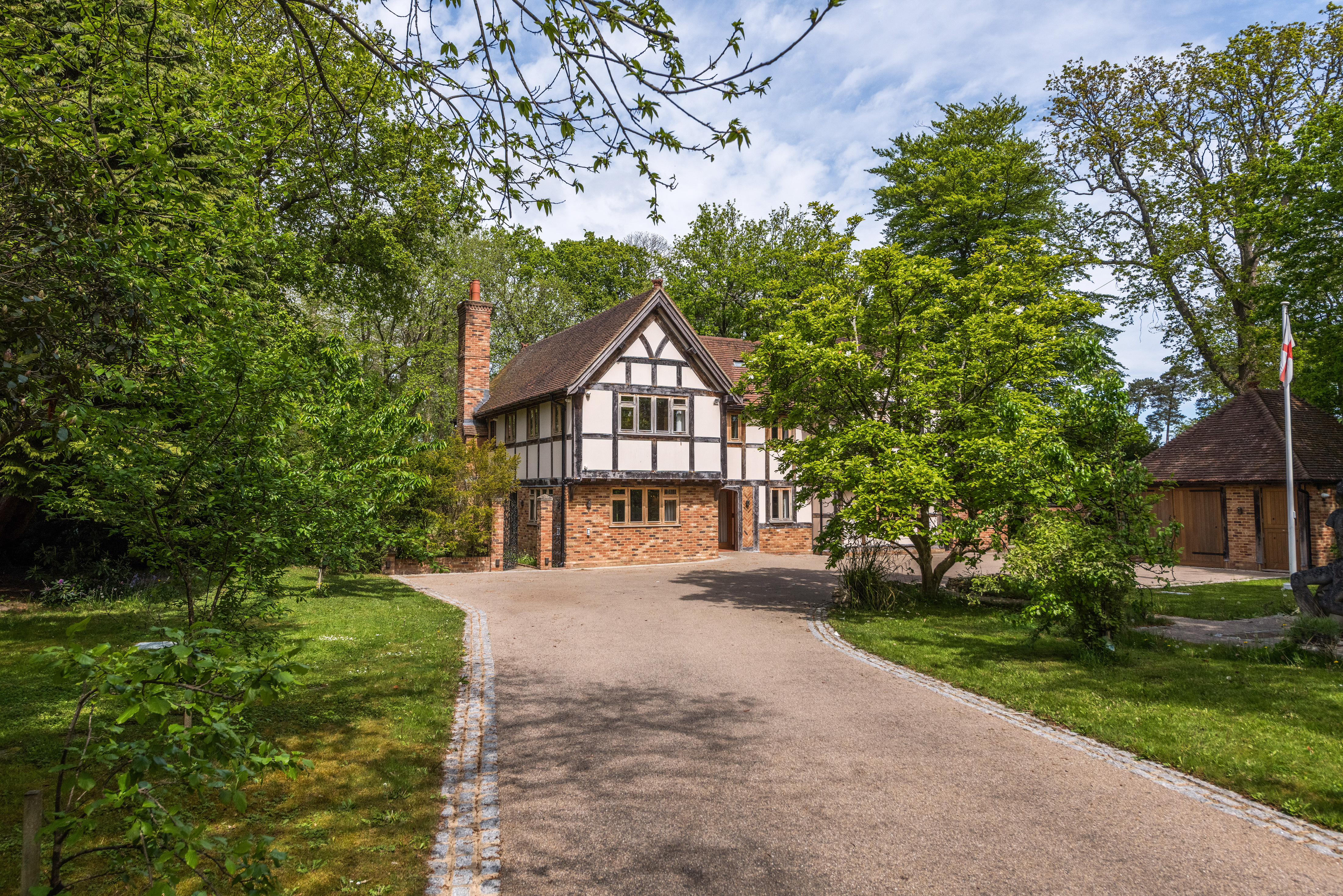 Detached House with Traditional Charm