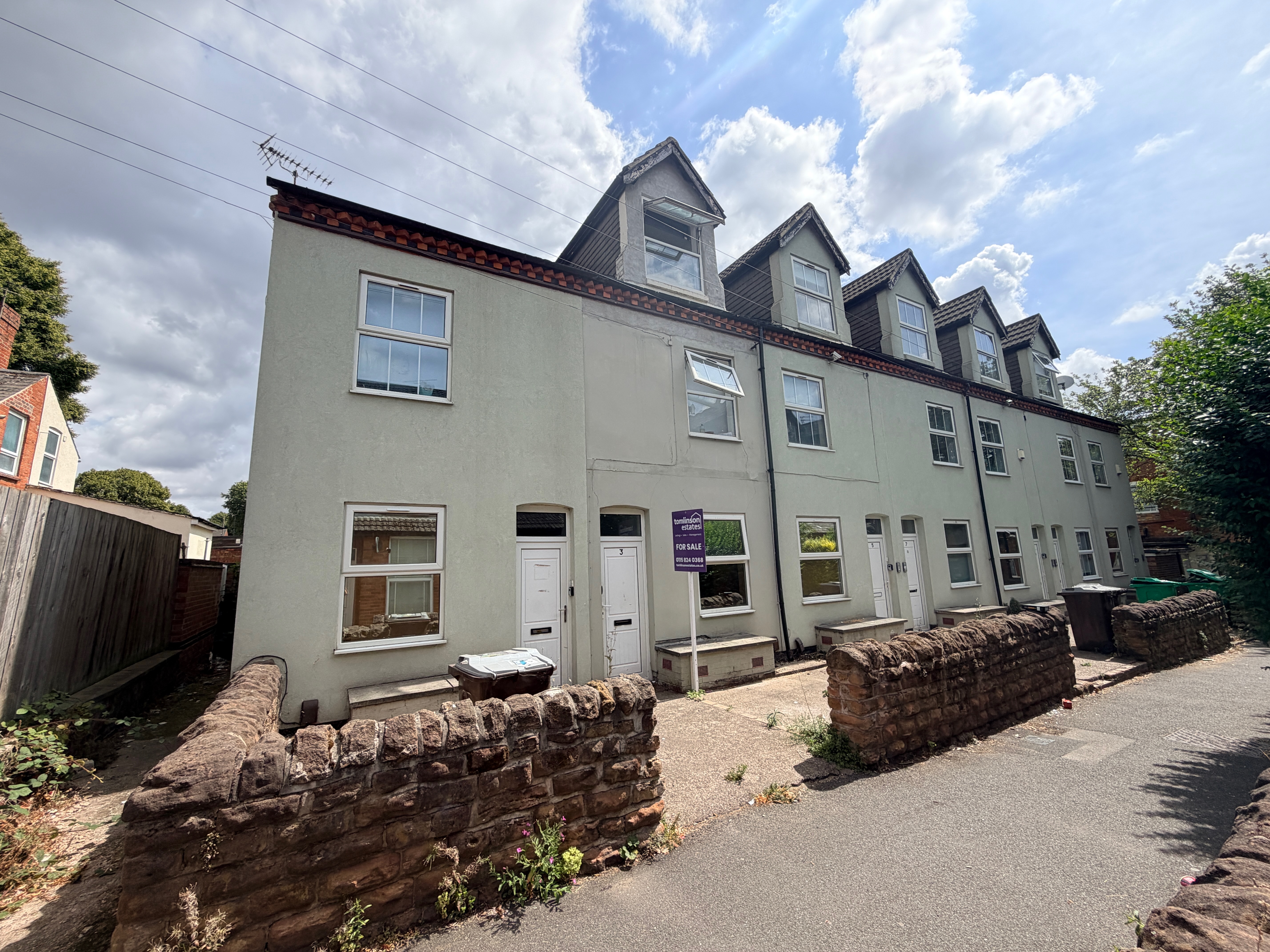End of terrace house with significant rental potential