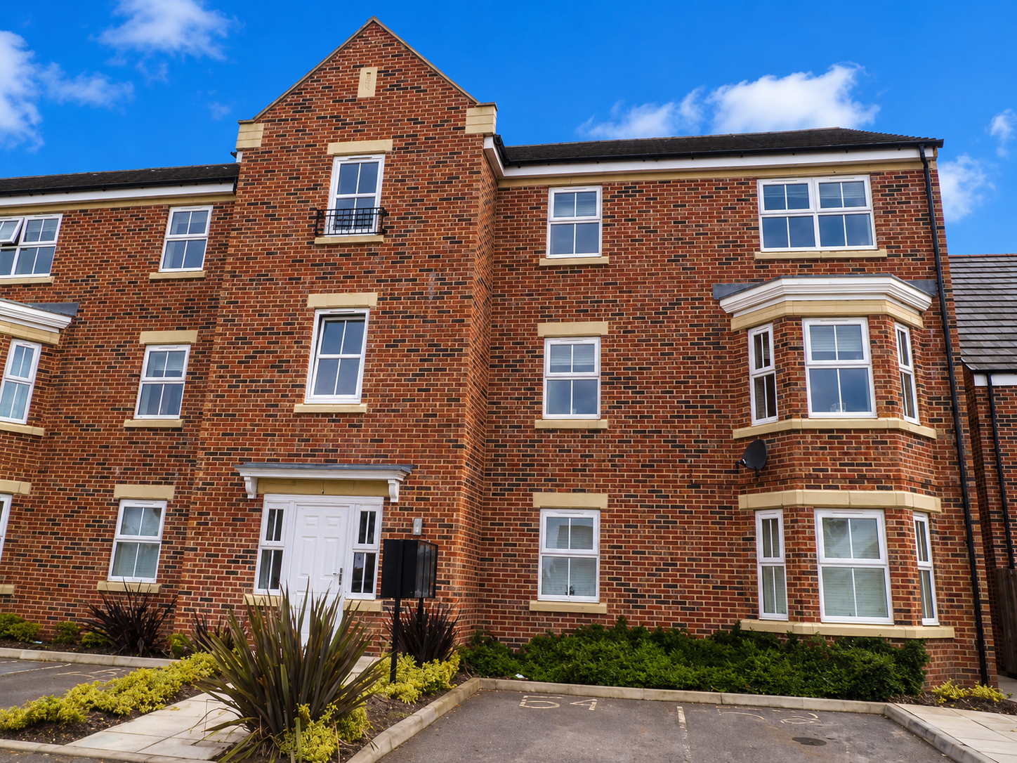 One Bedroom Leasehold Flat in Good Condition