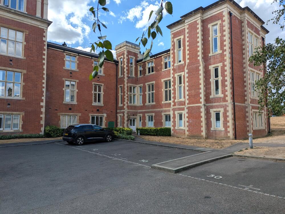 Photo of Flat 38, Victoria Court, Royal Earlswood Park, Redhill, Surrey RH1 6TE