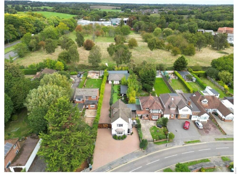 3 Bedroom Detached House with Significant Outbuildings