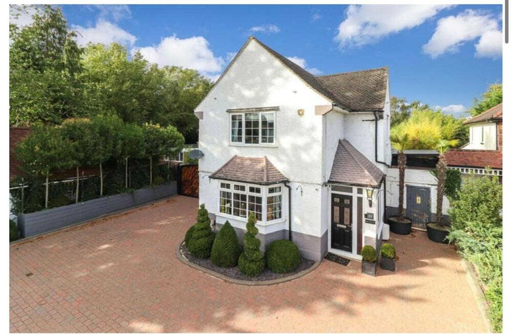 Photo of 11 Bucknalls Lane, Watford, Hertfordshire WD25 9NE