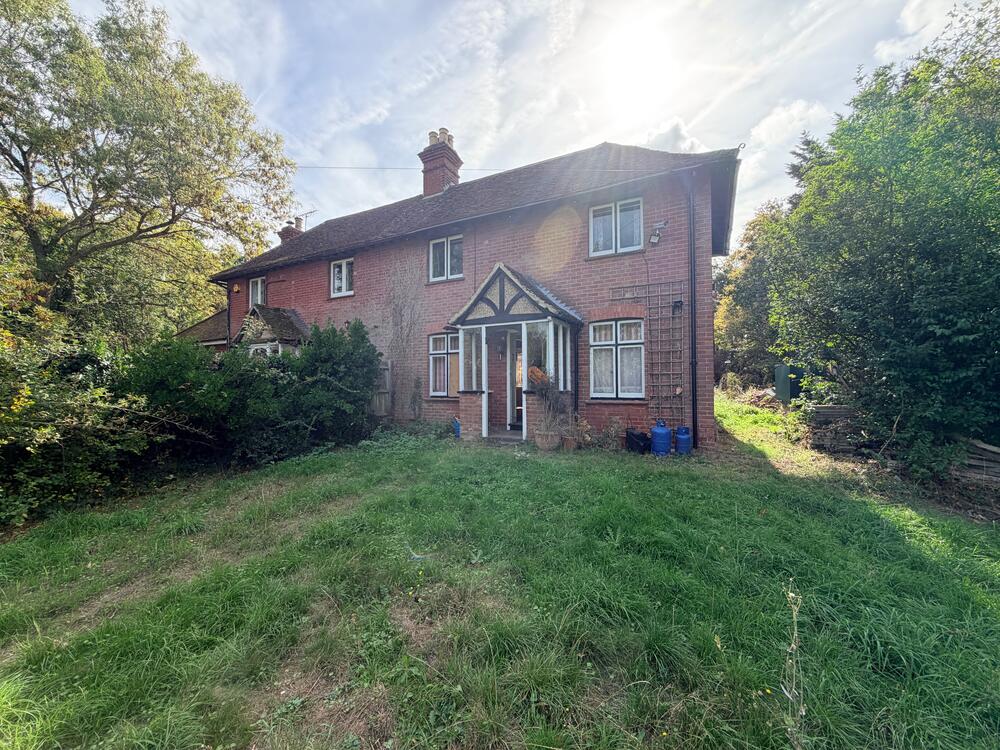 Photo of 2 Cruchfield Cottages, Hawthorn Hill, Warfield, Bracknell RG42 6HL