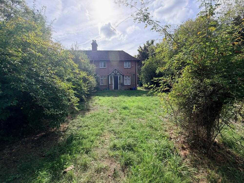 Photo of 2 Cruchfield Cottages, Hawthorn Hill, Warfield, Bracknell RG42 6HL