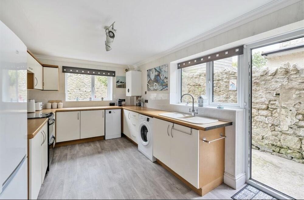 Photo of 27 Ventnor Road, Portland, Dorset DT5 1JE